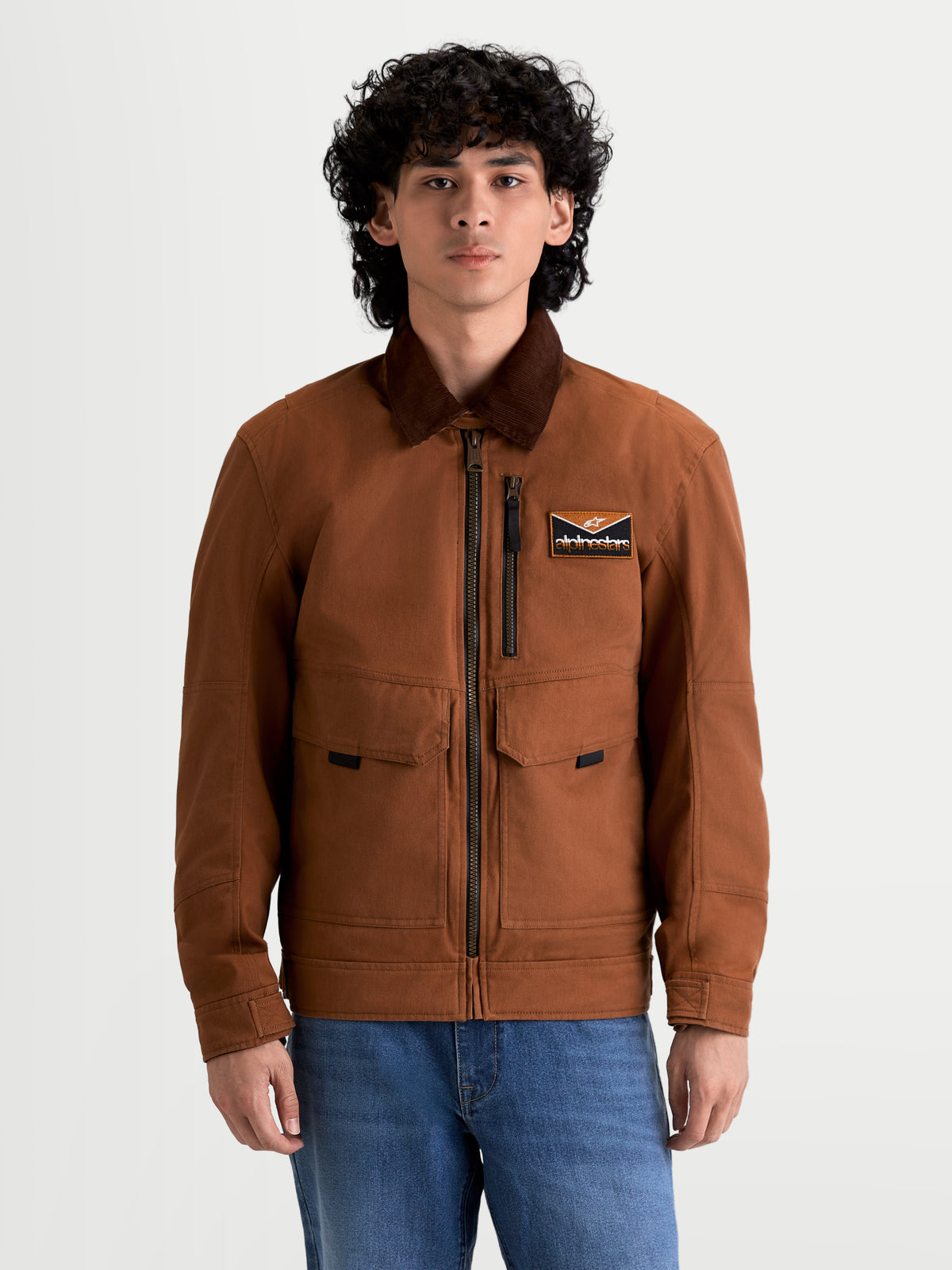 Alpinestars Mustang WP jas, heren urban contemporary motorjas van textiel in roestbruin en donkerbruin, vooraanzicht op model met workwear-stijl rijuitrusting en corduroy kraag