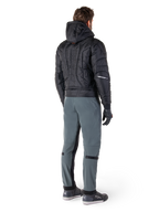 Alpinestars Mohobbs Waterproof Jacket, zwart, achteraanzicht van gewatteerd bomberjack met verticaal woordmerk in reliëf op de rug, gestyled met grijze motorbroek en zwarte handschoenen, op urban streetwear geïnspireerde motorkleding