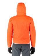 Alpinestars Mohobbs Waterproof Jacket, feloranje fluo opvouwbare regenhoes, achteraanzicht van lichtgewicht jas met capuchon, gedragen met donkergrijze motorbroek en zwarte handschoenen