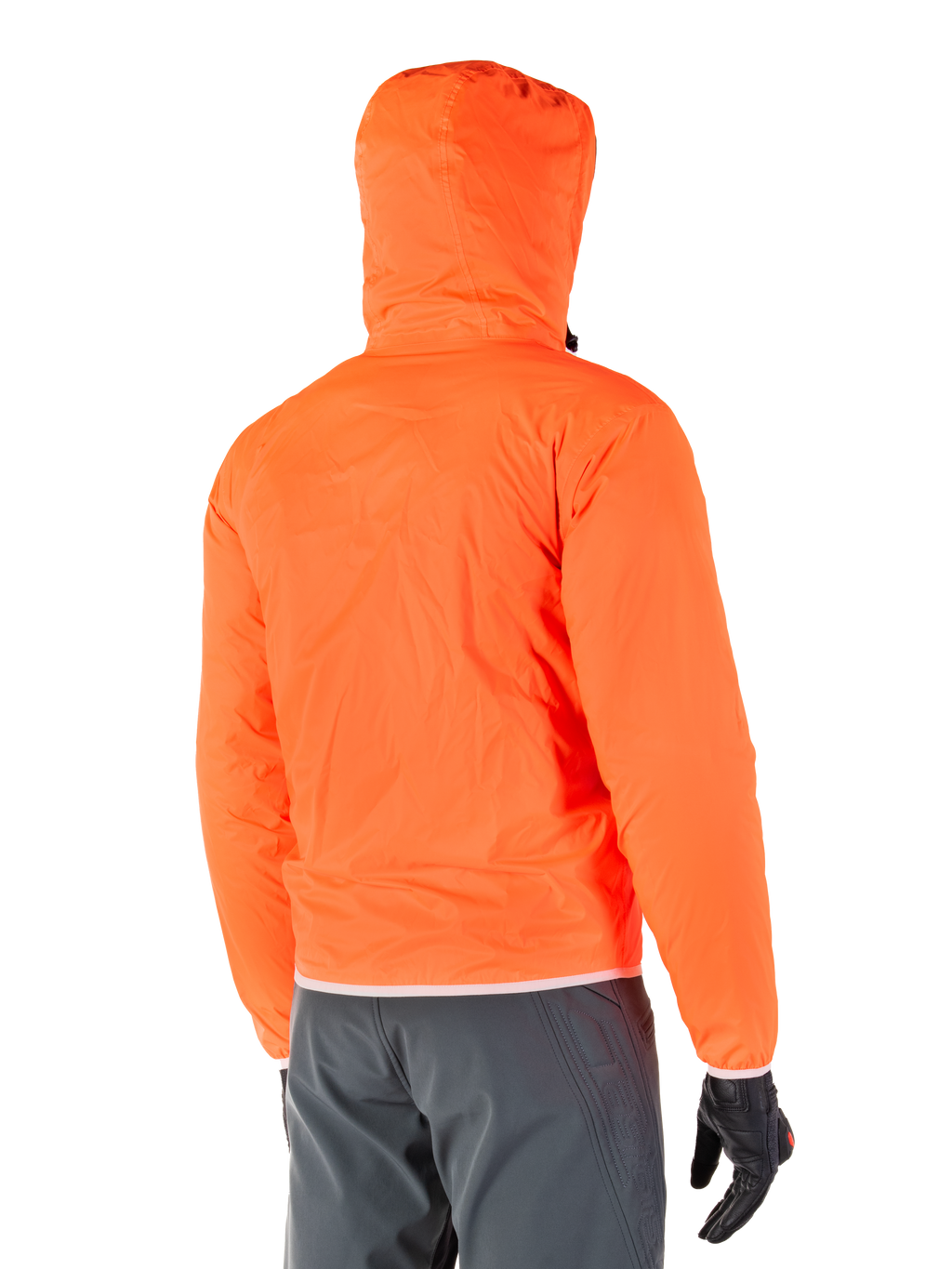Alpinestars Mohobbs Waterproof Jacket, opvouwbare noodregenvoering in fel oranje fluo, achteraanzicht met stormbestendige capuchon, gedragen met donkergrijze motorbroek en zwarte handschoenen, lichtgewicht waterdichte urban motoruitrusting