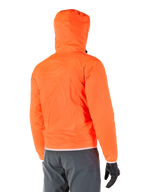 Alpinestars Mohobbs Waterproof Jacket, opvouwbare noodregenvoering in fel oranje fluo, achteraanzicht met stormbestendige capuchon, gedragen met donkergrijze motorbroek en zwarte handschoenen, lichtgewicht waterdichte urban motoruitrusting