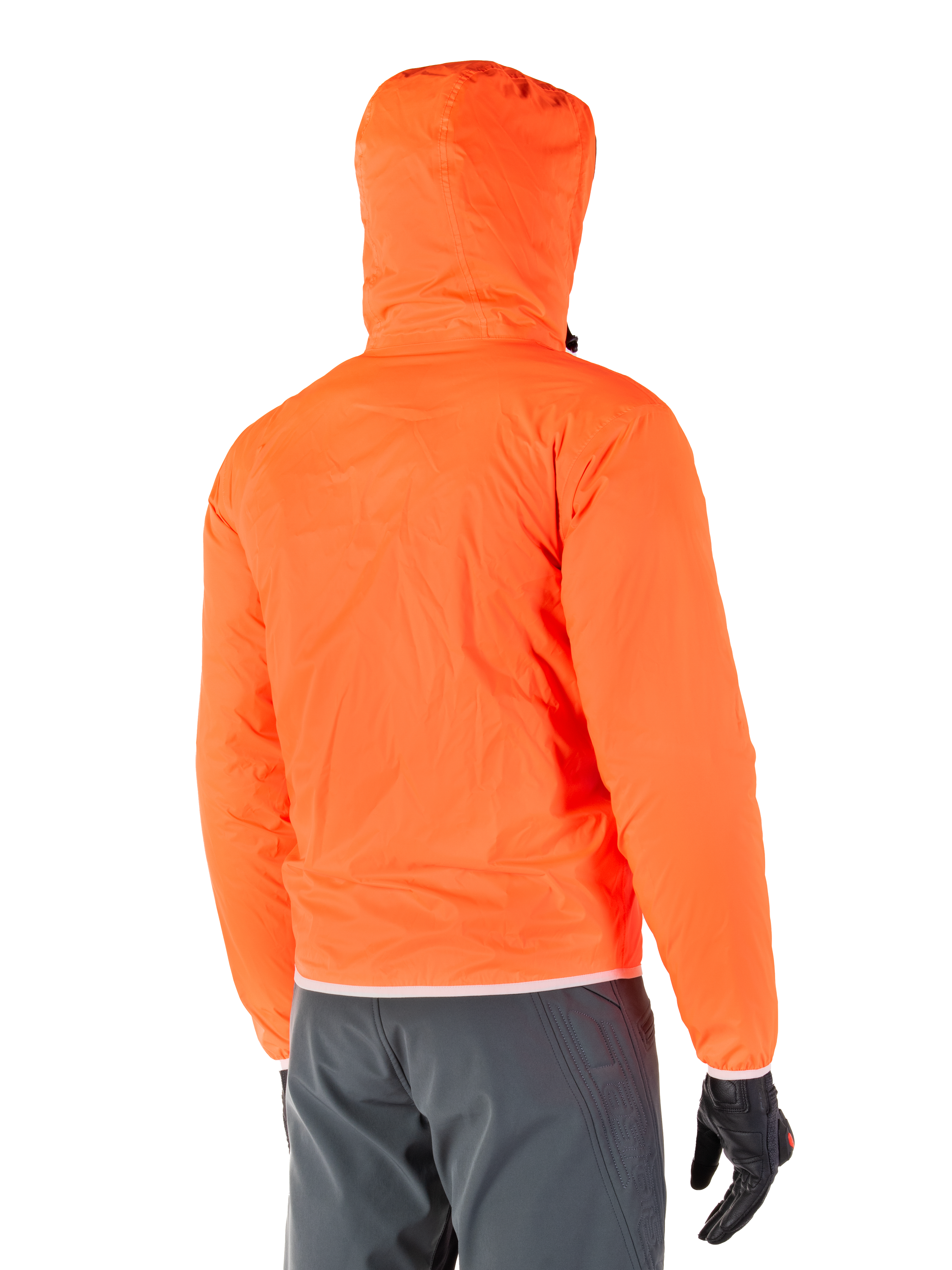 Alpinestars Mohobbs Waterproof Jacket, opvouwbare noodregenvoering in fel oranje fluo, achteraanzicht met stormbestendige capuchon, gedragen met donkergrijze motorbroek en zwarte handschoenen, lichtgewicht waterdichte urban motoruitrusting