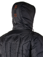 Alpinestars Mohobbs Waterproof Jacket, gewatteerd motorbomberjack, zwart en fluoranje, gewatteerde textuur met geïsoleerde voering, voorzien van een capuchon en rits aan de voorkant, eigentijdse urban streetwear voor motorrijders