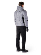 Alpinestars Mohobbs Waterproof Jacket, Lunar Gray Lime Punch, achteraanzicht van gewatteerde motorjas in bomberstijl met capuchon, voorzien van Alpinestars-woordmerk op de rug, gedragen met zwarte motorbroek en handschoenen, urban moto streetwear