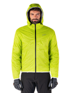 Alpinestars Mohobbs Waterproof Jacket, Lime Punch opvouwbare regenhoes, fel limoengroene shell met capuchon gedragen met zwarte motorbroek en grijze motorhandschoenen, urban moto-streetwear stijl.