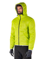 Alpinestars Mohobbs Waterproof Jacket, Lime Punch opvouwbare regenvoering, fel neongroene jas met capuchon gedragen met zwarte broek en grijze handschoenen, op urban streetwear geïnspireerde motorkleding