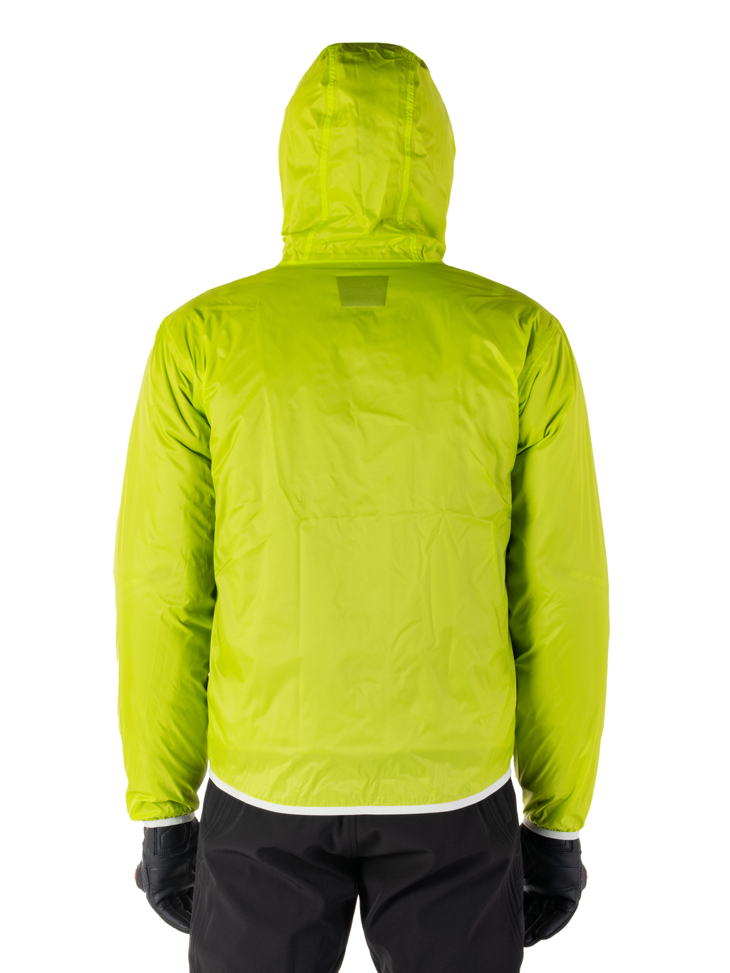 Alpinestars Mohobbs Waterproof Jacket, Lime Punch opvouwbare regenhoes, fel limoengroene jas met capuchon, achteraanzicht, gedragen met zwarte broek en handschoenen, waterdichte moto streetwear