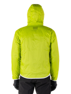 Alpinestars Mohobbs Waterproof Jacket, Lime Punch opvouwbare regenhoes, fel limoengroene jas met capuchon, achteraanzicht, gedragen met zwarte broek en handschoenen, waterdichte moto streetwear