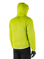 Alpinestars Mohobbs Waterproof Jacket, opvouwbare regenvoering in Lime Punch, achteraanzicht van de neongroene waterdichte laag met capuchon, gedragen met zwarte motorbroek en handschoenen