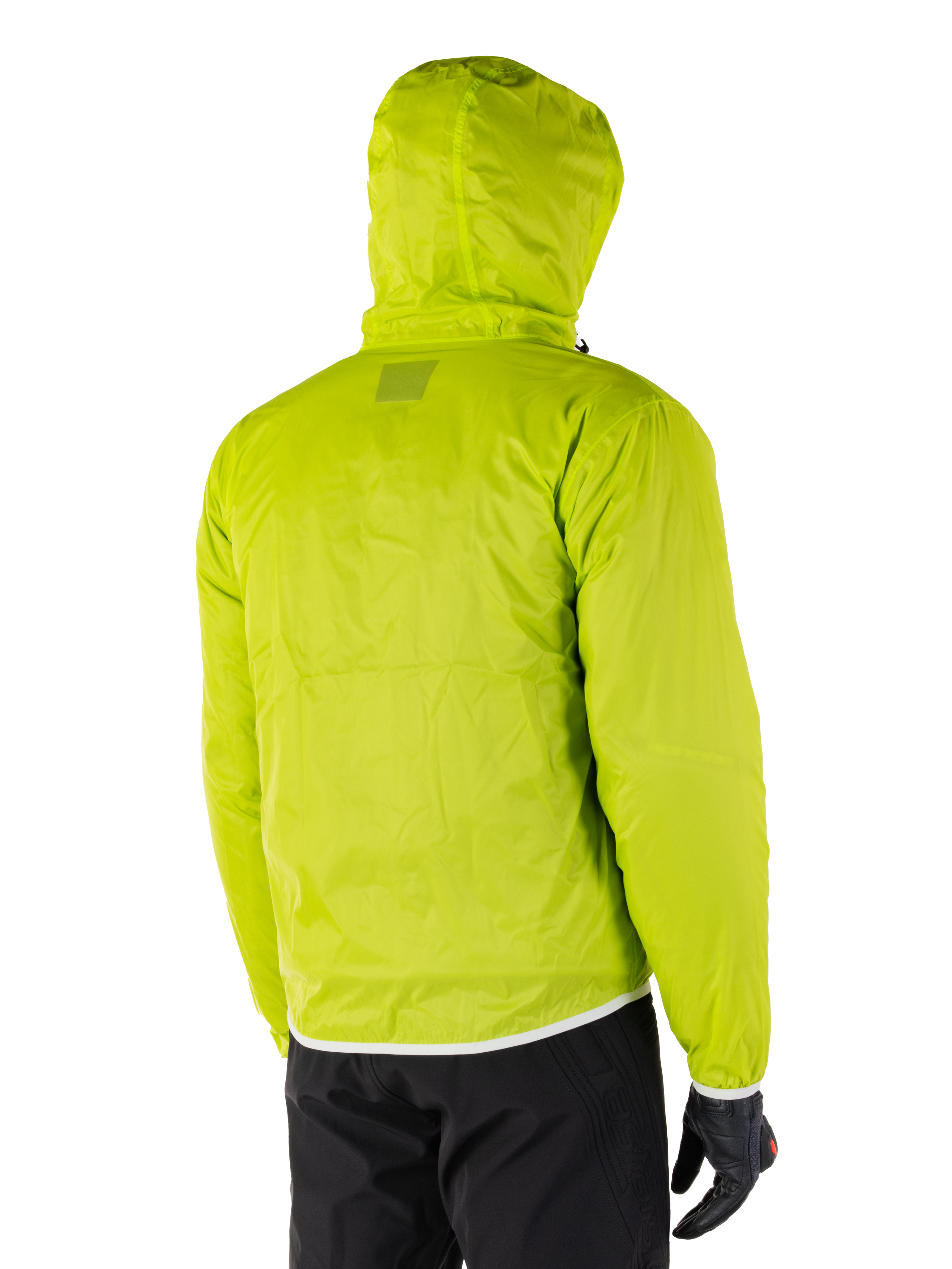 Alpinestars Mohobbs Waterproof Jacket, opvouwbare regenvoering in Lime Punch, achteraanzicht van de neongroene waterdichte laag met capuchon, gedragen met zwarte motorbroek en handschoenen