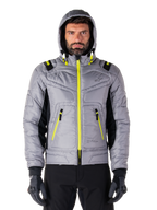 Alpinestars Mohobbs Waterproof jas, motor bomberjack, Lunar Gray en Lime Punch, gewatteerd ontwerp met felle neongele ritsen en accenten op de capuchon, moderne urban moto streetwear.