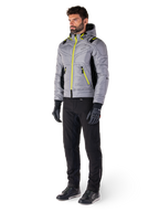 Alpinestars Mohobbs Waterproof Jacket in Lunar Gray en Lime Punch, gewatteerd bomber-stijl motorjas met neon accenten, gedragen door model met zwarte motorbroek en handschoenen, op urban streetwear geïnspireerde beschermende kleding