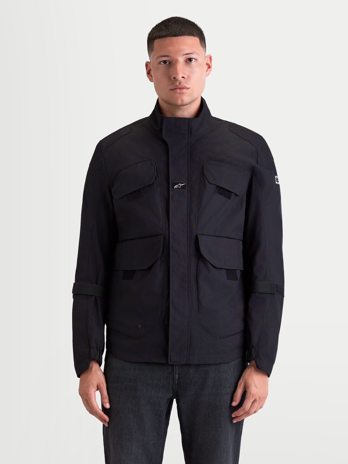 Alpinestars Altan Drystar jas, heren urban motorjas, zwart, met mat polyfabric materiaal, dubbele cargozakken en comfortabele opstaande kraag, vooraanzicht op model