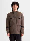 Alpinestars Altan Drystar jas, heren urban contemporary waterdichte motorjas in walnootbruin, voorkant gedragen door een model met field-jacket opbergzakken en warme kraagconstructie