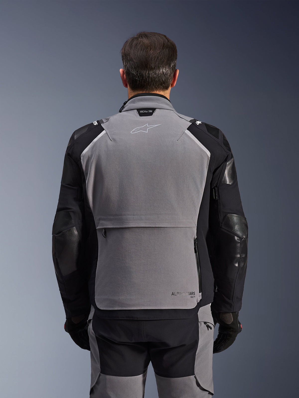 Alpinestars Andes Pro Drystar® XF Jas, achteraanzicht, donkergrijs en zwart, adventure-tourjas met een groot opbergvak aan de achterkant, Tech-Air® Ready-branding op de kraag, versterkte elleboogpanelen
