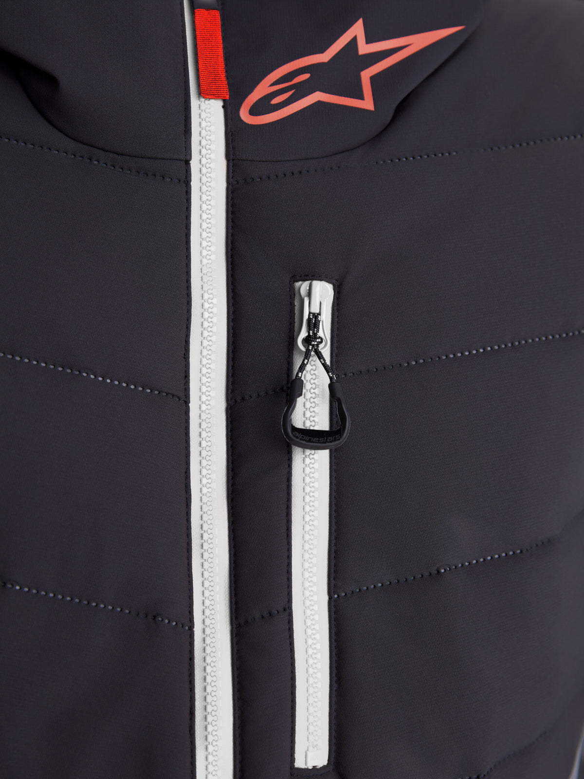 Alpinestars Therma-Tech waterdichte motorjas, urban contemporary motorjas, close-up van gelaste donsconstructie, witte waterdichte hoofdrits en Alpinestars branding, zwart en donkergrijs met rode accenten