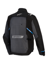 Alpinestars Cusco Drystar® Jas, adventure touring motorjas, zwart en diepgrijs, achteraanzicht met groot grijs achterpaneel, blauwe accenten, Alpinestars-logo's op de boven- en onderrug en een duurzame ripstop textielconstructie