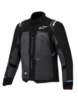 Alpinestars Cusco Drystar® Jacket, adventure-touringmotorjas, zwart en donkergrijs, met ripstop textielpanelen, witte Alpinestars-branding op de borst en schouders, meerdere ventilatieritsen en lichtblauwe accenten.