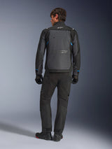 Alpinestars Cusco Drystar® Jacket, zwart en diepgrijs met blauwe accenten, achteraanzicht, gedragen met bijpassende zwarte adventure-broek en handschoenen, voorzien van een groot grijs rugpaneel en wit logo op de kraag, ontworpen voor road en adventure touring