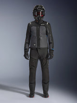 Alpinestars Cusco Drystar® Jas, zwart en donkergrijs adventure touring jack, gedragen met bijpassende zwarte broek, handschoenen en een integraalhelm, volledig vooraanzicht, beschermende motorkleding