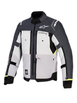 Alpinestars Cusco Drystar® jas, adventure motorjas, Ice Gray, Mid Gray en Deep Gray, vooraanzicht met textielconstructie uit meerdere panelen, ventilatieopeningen met rits op de borst en Alpinestars-logo's op de borst en schouders