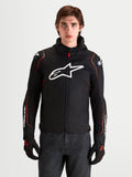 Alpinestars Zaca V 2 Waterproof Jas, heren motorjas voor sportriding, zwart en rood fluo, voorzien van DFS-schouderbescherming en een wit Astar-logo op de borst, gedragen door een model in een studiofotoreportage