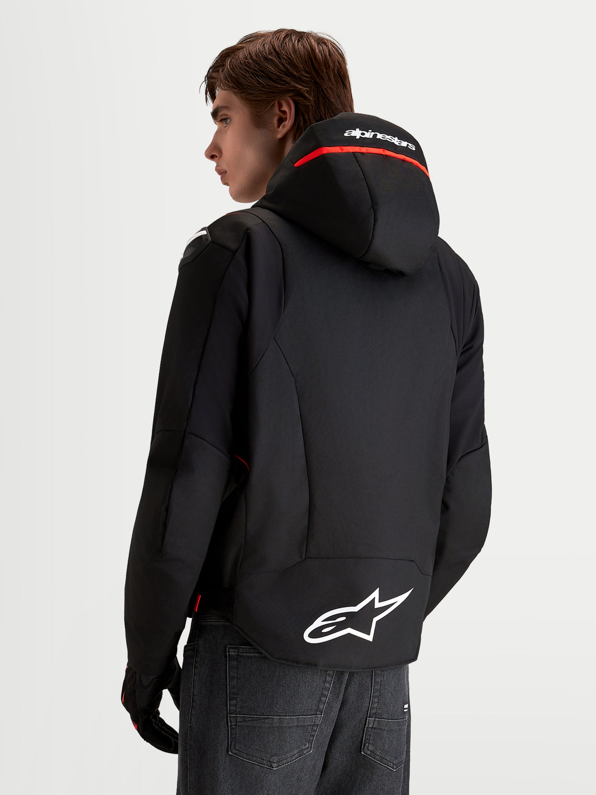 Alpinestars Zaca V2 Waterproof Jas, heren motorjas, zwart en rood, met geïntegreerde capuchon en wit logo op de achterkant, achteraanzicht