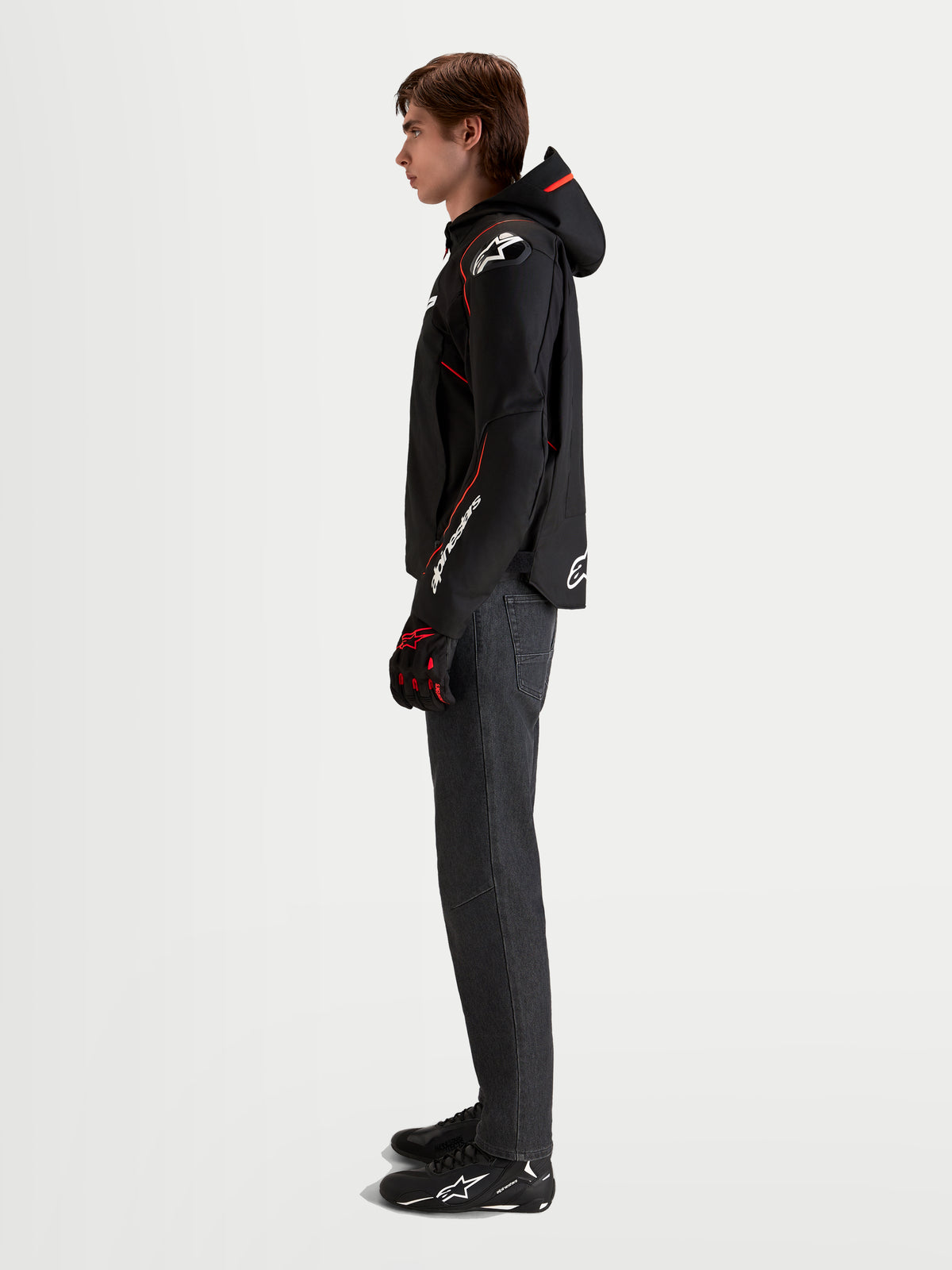 Alpinestars Zaca V 2 Waterproof Jas, heren motorjas, zwart en rood fluo, met geïntegreerde capuchon en DFS-schouderbescherming, gedragen door een model in profiel