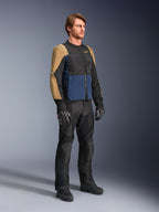 Mannelijke motorrijder die de Alpinestars ST-2 Air Jacket in Deep Blue, Dark Khaki en zwart draagt, voorzien van grote mesh-panelen en laserperforaties, gecombineerd met een zwarte motorbroek, handschoenen en laarzen voor een complete zomerse toer-look.
