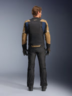 Alpinestars ST-2 Air Jas in Deep Blue, Dark Khaki en Black, achteraanzicht op model met een groot mesh rugpaneel en khaki mouwen met witte strepen, gecombineerd met een zwarte technische motorbroek en handschoenen voor adventure touring.