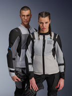 Alpinestars ST-2 Air jassen, textiele motorjassen, Ice Gray, donkergrijs en zwart, koppel draagt bijpassende adventure touring-uitrusting met mesh-ventilatiepanelen en Alpinestars Exploration Equipment-branding, houdt motorhandschoenen vast
