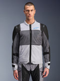 Alpinestars ST-2 Air Jacket, motorjas voor heren, ijsgrijs en donkergrijs met zwarte accenten, brede mesh-ventilatiepanelen, lasergeperforeerde voorzijde, blauw Alpinestars-logo, ritssluiting aan de voorzijde, gedragen door een model met bijpassende motorbroek