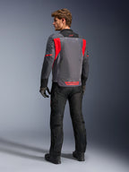 Alpinestars St-2 Air Jacket, motorjas, Deep Gray, Dark Gray en Bright Red, groot mesh ventilatiepaneel op de rug en rode branding, mannelijke rijder van achteren met zwarte motorbroek en grijze handschoenen