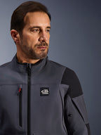 Alpinestars Maxdura Drystar®XF Laminated Armored Shell, technische adventure jas, diepgrijs en zwart, met 'ALL TERRA' branding op de borst, waterdichte borstrits met rood accent en hoogwaardig textielontwerp voor avontuurlijk motorrijden