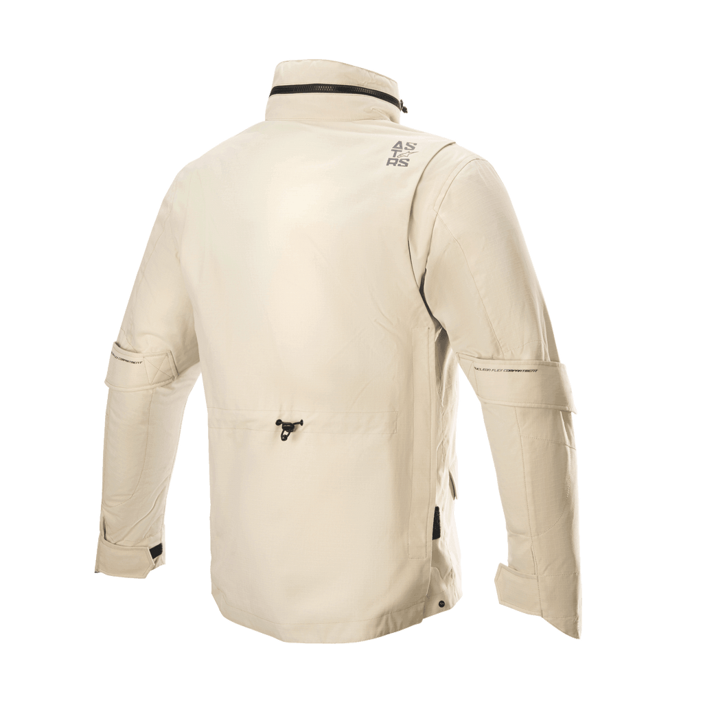 Alpinestars MO.ST.EQ Field Waterproof Primaloft jas, motorjas, Sand Military, achteraanzicht met een hoge kraag met opvouwbare capuchon, mouwvolumeregelaars en een lichtgewicht ripstop-constructie in een eigentijdse field jacket-stijl