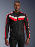 Alpinestars T-Dyno WR jas, textiele motorjas, zwart met felrode en ecru chevron-strepen, vintage-geïnspireerde biker-pasvorm, hoge kraag met knoopsluiting, voorzakken met ritssluiting, sterlogo's op de mouwen, gedragen door model