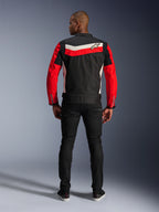 Alpinestars T-Dyno WR Jas, textiele motorjas, zwart, felrood en ecru, achteraanzicht met horizontale rugstrepen en rode mouwen, vintage-geïnspireerde biker pasvorm, gedragen met zwarte broek, urban motorkleding