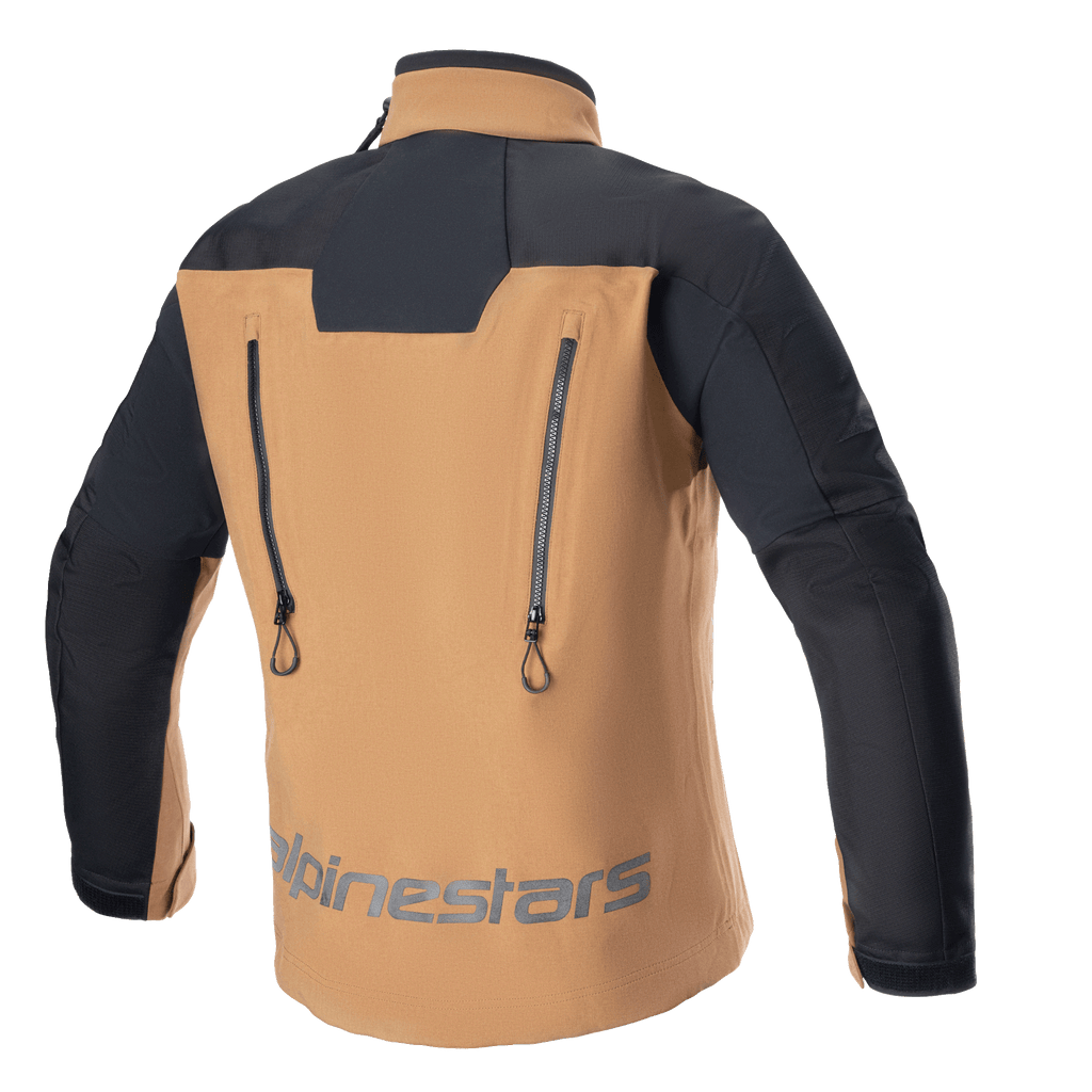 Alpinestars Hyde XT Drystar® XF Jas, adventure motorjas, zand en zwart, achteraanzicht met twee verticale ventilatieritsen, zwarte versterkte schouders en mouwen, Alpinestars-branding op de onderrug, technische waterdichte touring-uitrusting
