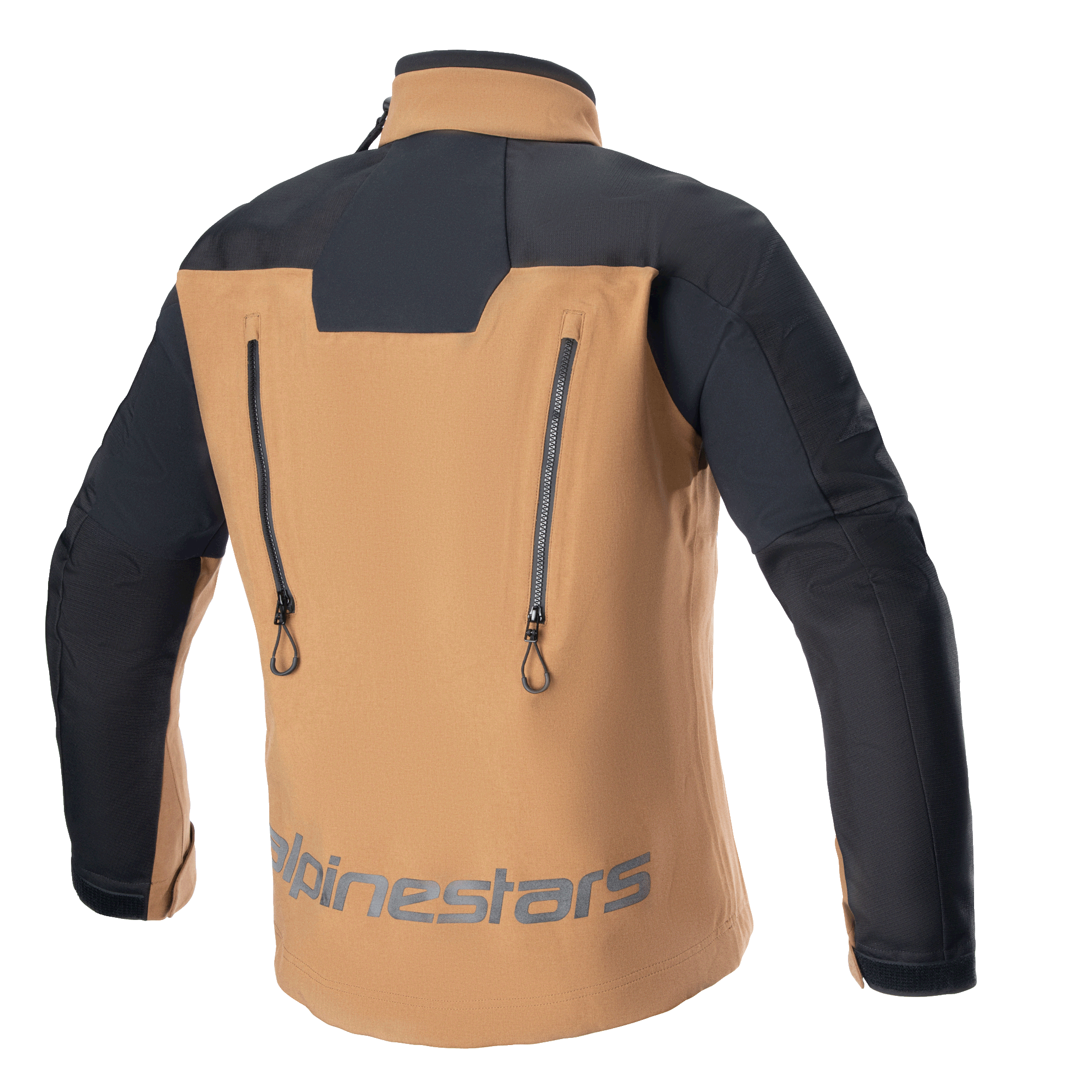 Alpinestars Hyde XT Drystar® XF Jas, adventure motorjas, zand en zwart, achteraanzicht met twee verticale ventilatieritsen, zwarte versterkte schouders en mouwen, Alpinestars-branding op de onderrug, technische waterdichte touring-uitrusting