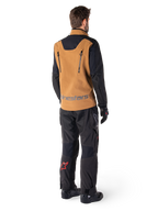 Alpinestars Hyde XT Stretch Drystar®XF jas en Hyde XT Drystar® broek, achteraanzicht van een rijder in zandkleurige en zwarte adventure touring uitrusting, jas met verticale rugritsen en Alpinestars-branding, zwarte broek met rood sterlogo op de kuit, gecombineerd met zwarte handschoenen en laarzen.