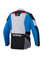 Alpinestars Honda ST-1 waterdichte jas, achteraanzicht, blauw en lichtgrijs met zwarte panelen en rode accenten, grote witte HONDA-branding op de cargozak op de onderrug, adventure touring stijl textiel jas
