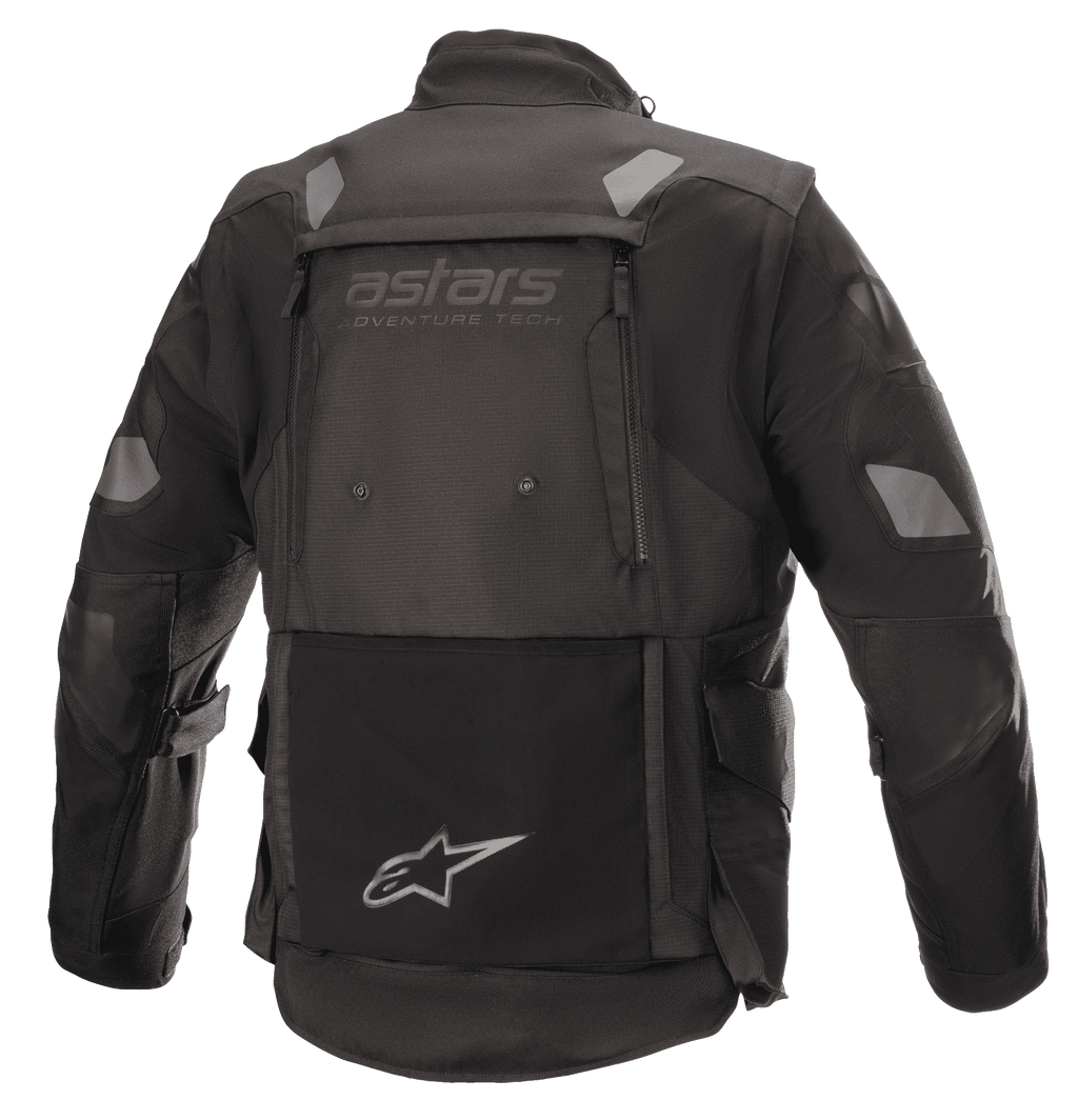 Alpinestars Halo Drystar® Jas, adventure touring motorjas, zwart, achteraanzicht met groot ventilatiepaneel aan de achterzijde, 'astars adventure tech' branding, reflecterende schouder- en elleboogpatches en geïntegreerde opbergzak op de onderrug met sterlogo