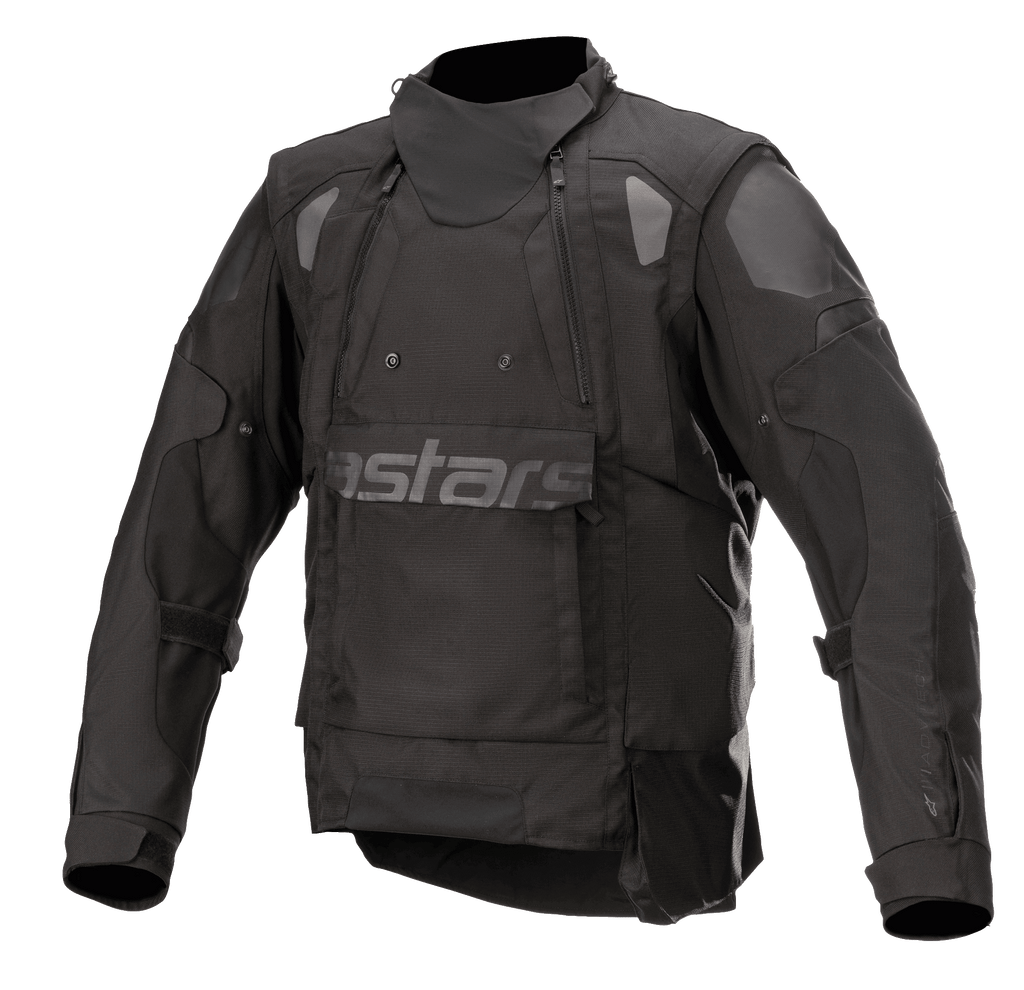 Alpinestars Halo Drystar® motorjas, zwarte adventure motorjas, hightech kraag, dubbele borstritsen, grote voorflap met subtiele Astars-branding, versterkte schouders en ellebogen, waterdichte multi-season touringuitrusting
