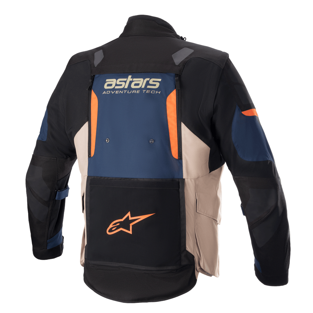 Alpinestars Halo Drystar® jas, adventure touring motorjas, achterkant, donkerblauw, donker kaki en oranje, groot ventilatiepaneel op de rug, 'astars ADVENTURE TECH' logo en zak op de onderrug met oranje ster-logo.