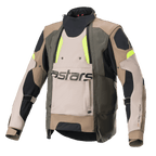 Alpinestars Halo Drystar jas, adventure touring motorjas, donkerkhaki en zand met fluorgele accenten, voorzien van een groot ventilatiepaneel aan de voorzijde met astars-branding, hoge kraag en robuuste textielconstructie voor rijden in alle seizoenen
