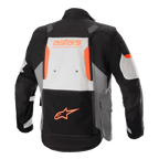 Alpinestars Halo Drystar® Jas, adventure touring motorjas, donkergrijs, ijsgrijs en zwart met oranje accenten, achteraanzicht met een groot ventilatiepaneel op de rug met 'astars ADVENTURE TECH' branding en oranje sterlogo op de onderste zak, technische motoruitrusting voor meerdere seizoenen
