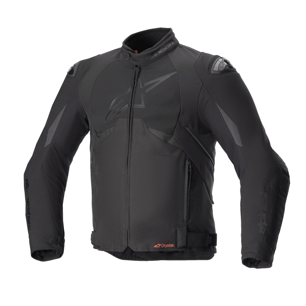 Alpinestars T-GP R V3 Drystar motorjas, volledig zwarte sportieve textiele motorjas, vooraanzicht, subtiel mat logo op de borst, oranje Drystar-branding bij de taille, DFS-schoudersliders, waterdichte en ademende technische uitrusting