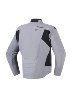 Alpinestars SMX Waterproof Jacket in Dark Gray Black, achteraanzicht toont textiel- en softshell-constructie, Alpinestars-logo en graphic op de bovenrug, zwarte zijpanelen en verlengd achterprofiel voor dekking tijdens het rijden, sportieve motorjas.