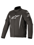 Alpinestars Gunner V2 Waterproof Jacket, zwarte textiele motorjas met witte logo's en verticale strepen, voorzien van verstelbare arm- en taillebanden, hoge kraag, voorritssluiting, duurzame waterdichte bescherming