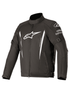 Alpinestars Gunner V2 Waterproof Jacket, zwarte textiele motorjas met witte logo's en verticale strepen, voorzien van verstelbare arm- en taillebanden, hoge kraag, voorritssluiting, duurzame waterdichte bescherming
